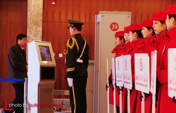实拍中国两会代表们出行 网友热议:场面好气派(高清组图)