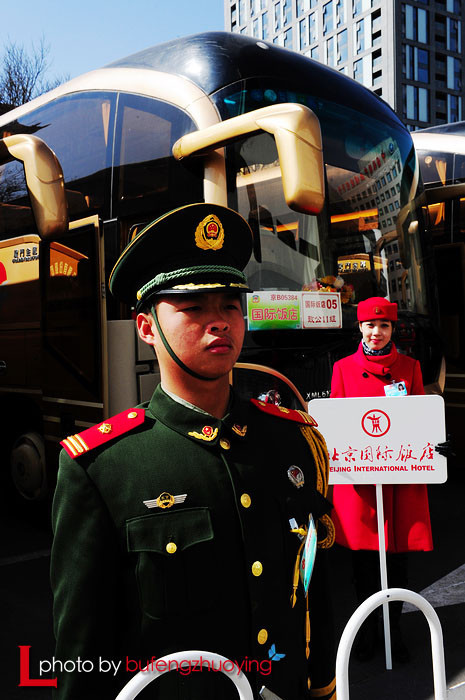 实拍中国两会代表们出行 网友热议:场面好气派(高清组图)