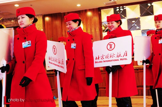 实拍中国两会代表们出行 网友热议:场面好气派(高清组图)