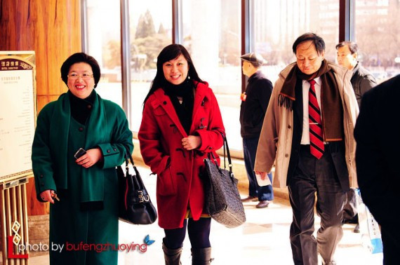 实拍中国两会代表们出行 网友热议:场面好气派(高清组图)