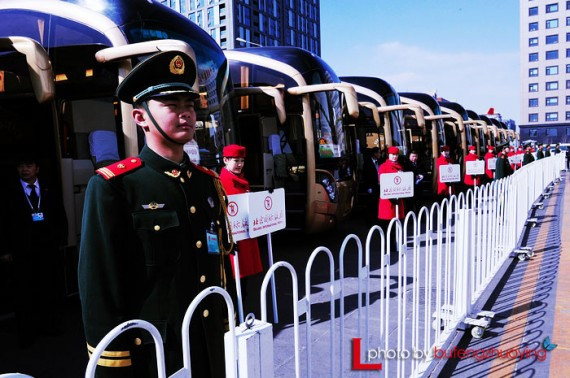 实拍中国两会代表们出行 网友热议:场面好气派(高清组图)