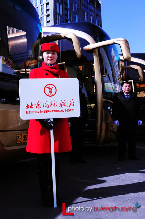 实拍中国两会代表们出行 网友热议:场面好气派(高清组图)
