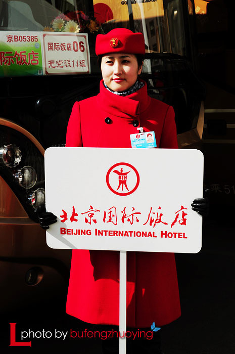 实拍中国两会代表们出行 网友热议:场面好气派(高清组图)