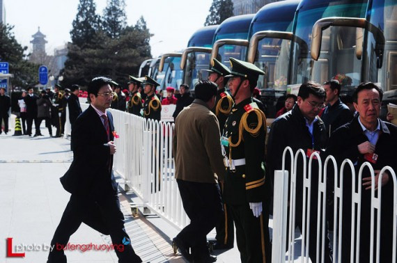 实拍中国两会代表们出行 网友热议:场面好气派(高清组图)