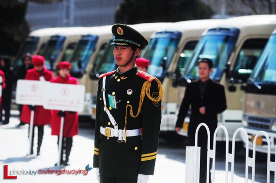 实拍中国两会代表们出行 网友热议:场面好气派(高清组图)