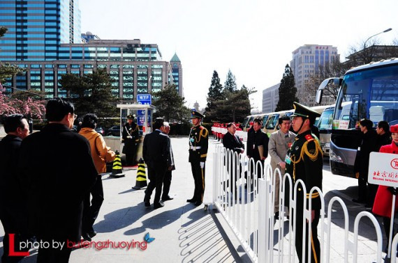 实拍中国两会代表们出行 网友热议:场面好气派(高清组图)