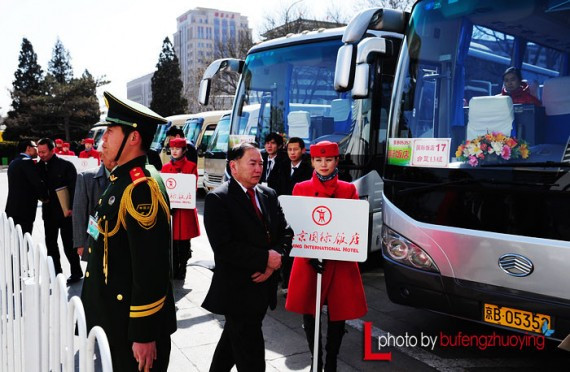 实拍中国两会代表们出行 网友热议:场面好气派(高清组图)