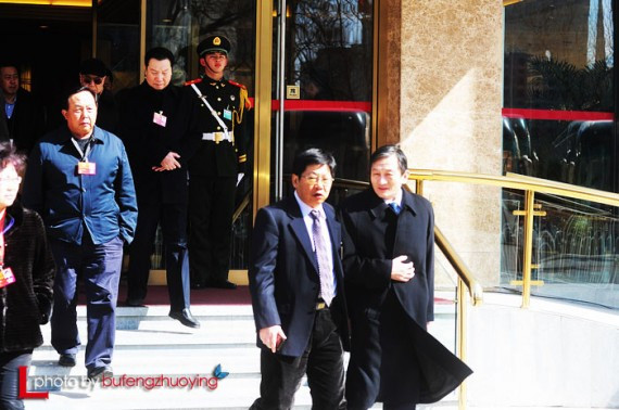 实拍中国两会代表们出行 网友热议:场面好气派(高清组图)