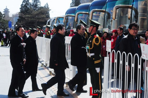 实拍中国两会代表们出行 网友热议:场面好气派(高清组图)