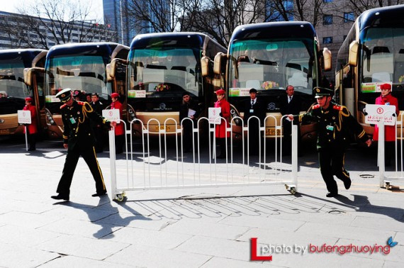 实拍中国两会代表们出行 网友热议:场面好气派(高清组图)