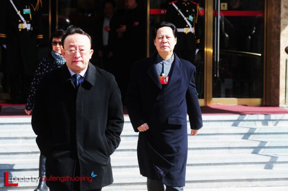 实拍中国两会代表们出行 网友热议:场面好气派(高清组图)