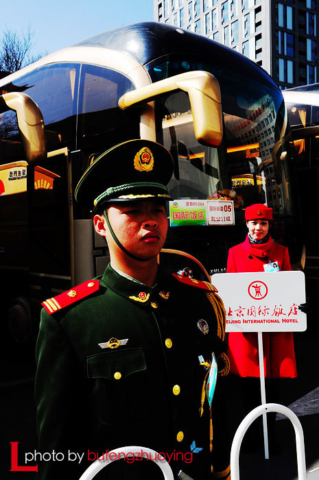 实拍中国两会代表们出行 网友热议:场面好气派(高清组图)
