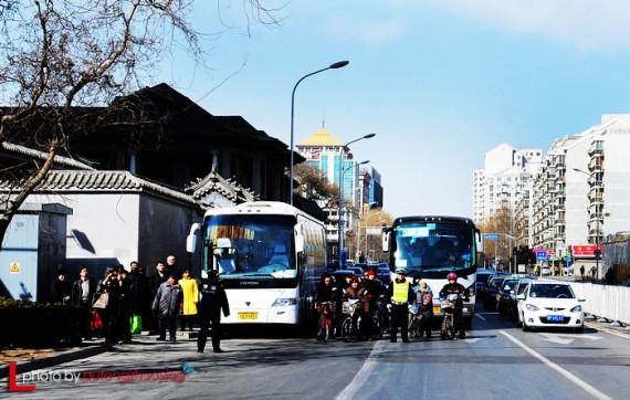 实拍中国两会代表们出行 网友热议:场面好气派(高清组图)