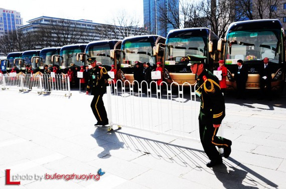 实拍中国两会代表们出行 网友热议:场面好气派(高清组图)