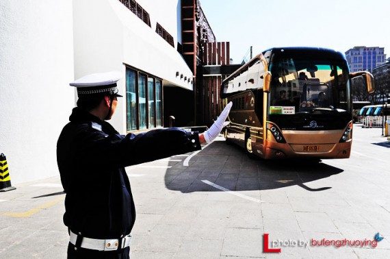 实拍中国两会代表们出行 网友热议:场面好气派(高清组图)