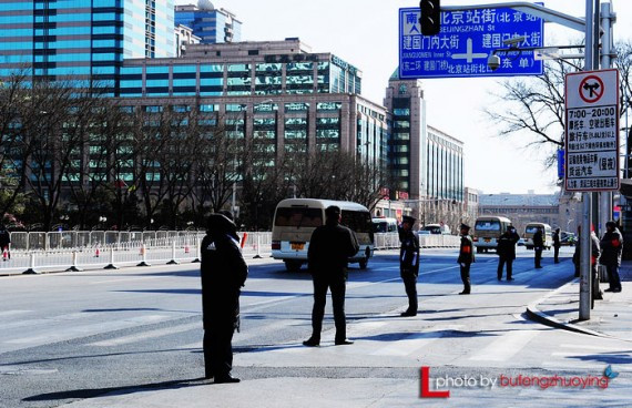 实拍中国两会代表们出行 网友热议:场面好气派(高清组图)