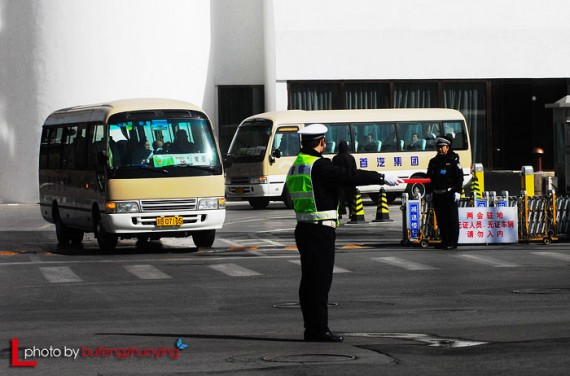 实拍中国两会代表们出行 网友热议:场面好气派(高清组图)