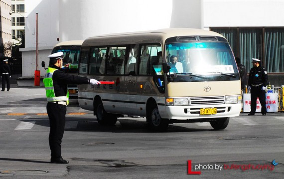 实拍中国两会代表们出行 网友热议:场面好气派(高清组图)