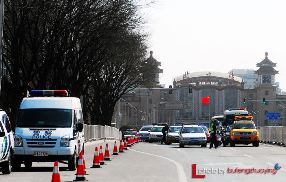 实拍中国两会代表们出行 网友热议:场面好气派(高清组图)