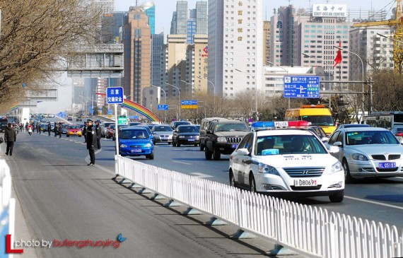 实拍中国两会代表们出行 网友热议:场面好气派(高清组图)