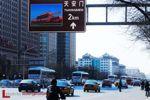 实拍中国两会代表们出行 网友热议:场面好气派(高清组图)
