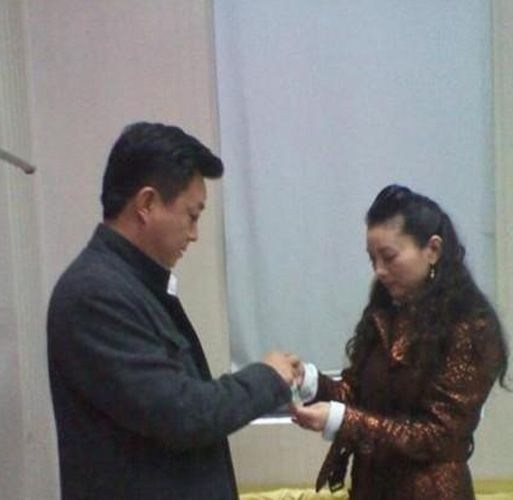 知名博主曝朱军携娇妻拍写真纪念结婚19周年(组图)