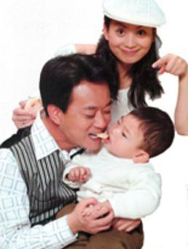 知名博主曝朱军携娇妻拍写真纪念结婚19周年(组图)