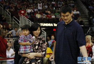 姚明携妻女观战NBA 可爱小女儿露面
