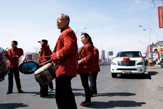 柳林县城，豪华SUV车队为新婚男女助阵。这样排场的婚礼在当地习以为常，每周都有