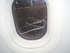 上海留英硕士归国拍婚纱遇飞机晚点 一拳打碎机舱玻璃窗