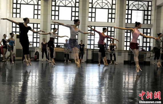 中国女摄影家走进中央芭蕾舞团体验芭蕾柔美魅力（高清）