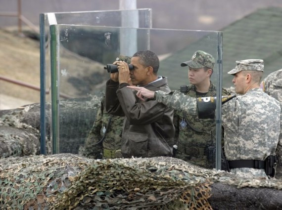 奥巴马到访“三八线” 用望远镜眺望朝鲜(高清组图)