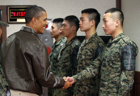 奥巴马到访“三八线” 用望远镜眺望朝鲜(高清组图)