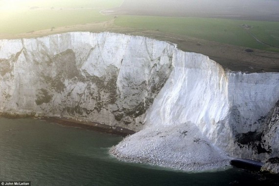 极端天气发威：英国著名景观白崖发生大坍塌(高清组图)