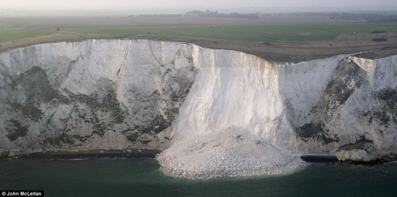 极端天气发威：英国著名景观白崖发生大坍塌(高清组图)