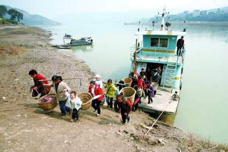 抵达中坝岛的居民们纷纷下船 本组图片由记者 张永波 摄