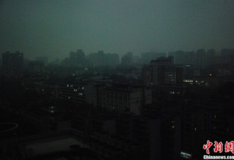 暴雨袭击广东 广州深圳街头“看海”