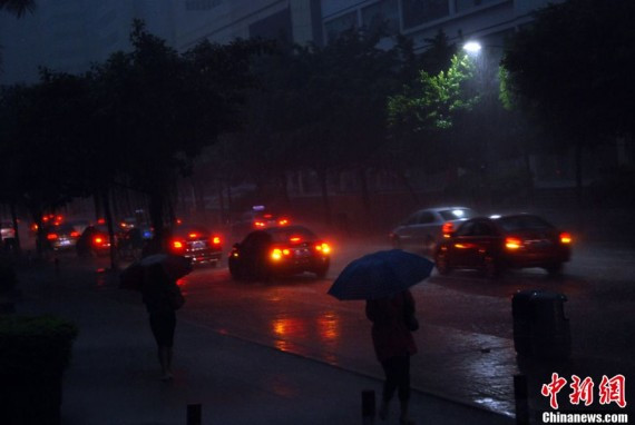 暴雨袭击广东 广州深圳“水浸街”又到“看海”时(高清组图)