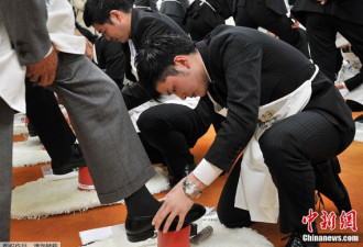 日本新人培训 鞋油公司新丁先学擦鞋