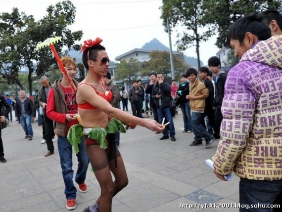婚庆恶搞过头恶俗不堪 贵阳新郎被黑丝袜游街(慎入/组图)