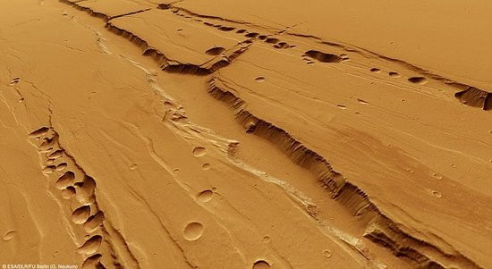 最新发现火星地下隧道 或是神秘生物避难天堂(组图)