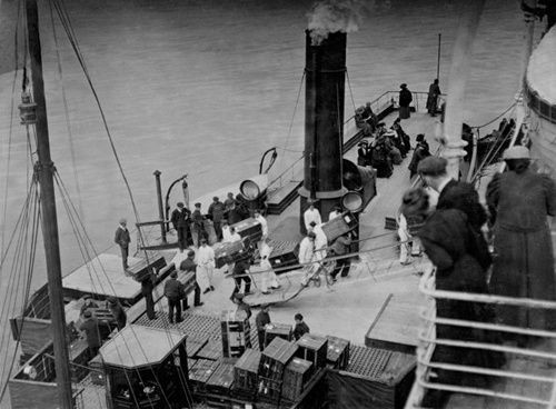 泰坦尼克号出发前，人们登船的情景。
