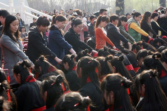 高清实拍:西安1500女孩参加上巳节女子成人礼