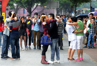 广州市同性恋街头拥吻：呼吁被关注