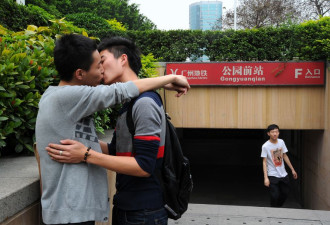广州市同性恋街头拥吻：呼吁被关注