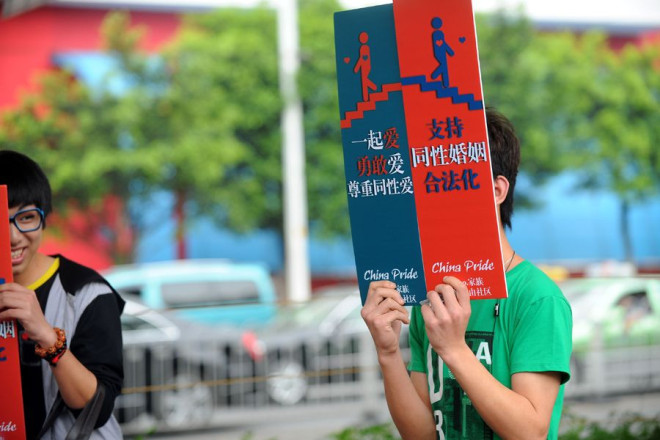 4月2日，广州，男同性恋者在街头拥抱接吻，他们希望用这种方式表达希望被关注的愿望。