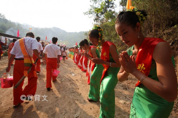 又到傣家泼水节 男女老少上演湿身激情 连警察也不放过(组图)