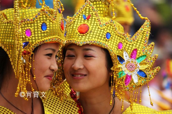 又到傣家泼水节 男女老少上演湿身激情 连警察也不放过(组图)