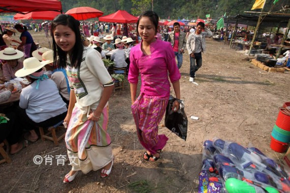 又到傣家泼水节 男女老少上演湿身激情 连警察也不放过(组图)