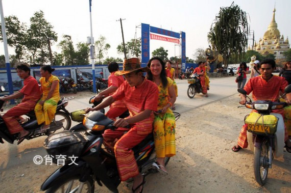 又到傣家泼水节 男女老少上演湿身激情 连警察也不放过(组图)